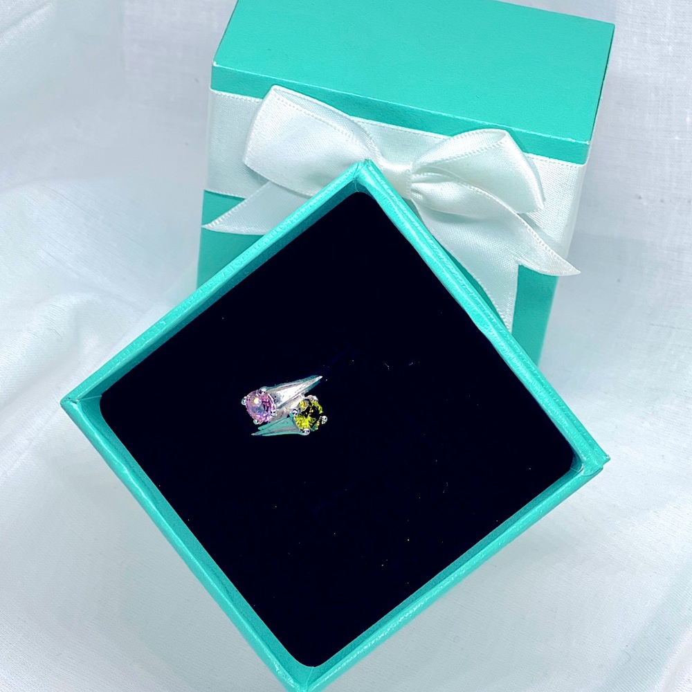 Gorgeous Premium CZ Shimmering Beautiful Unique Vintage Ring